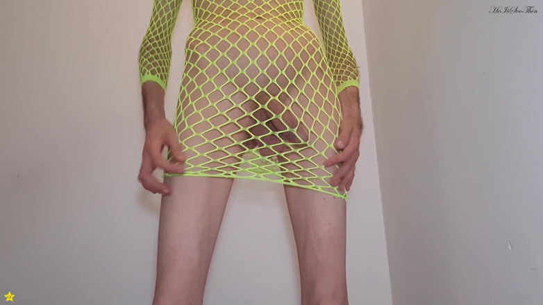 HeIsSooThin: Grünlich gelbes netzkleid - konnte es kaum erwarten - Anprobieren