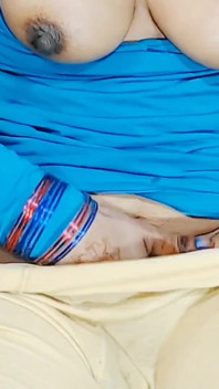 Na Živém Videohovoru Camgirl Ukazující Prsa a Kundičku