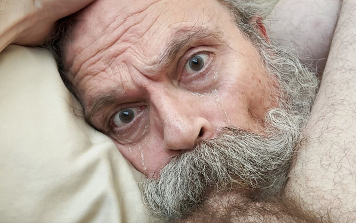 FuzzyBeardBoy: Stary brodacz cocksucker bierze ogromny ładunek prosto w dół swojejGullet