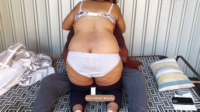 Hot 365 Entertainments: Curul rotund al mătușii Desi grase se fute cu degetul în...