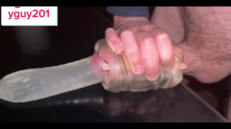 Bigbadfriendlyguy: आदमी गंदी बात के साथ मांसलता को चोदते हुए कराह रहा है जब तक कि सीधे पानी में भारी वीर्य नहीं निकल जाता