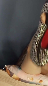 Lady angela svapa seducentemente nella sua camera da letto mentre spinge il alto dei tacchi alti alla macchina fotografica