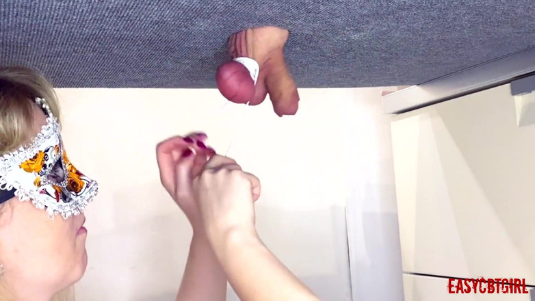 AnnyCandyPainboy: 愛人がボールを結び、奴隷のボールの上で指を鳴らす Easycbtgirl