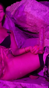 超级性感的女神用假阳具达到完美的尼格高潮