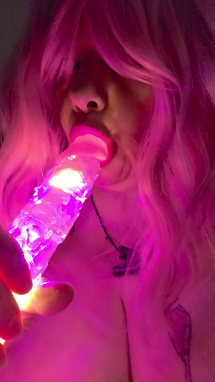 LustyPeachesofSin: Succhiando il mio dildo acceso