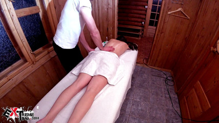 Extreme Tina: Masér šuká kundičku a zadek dívky
