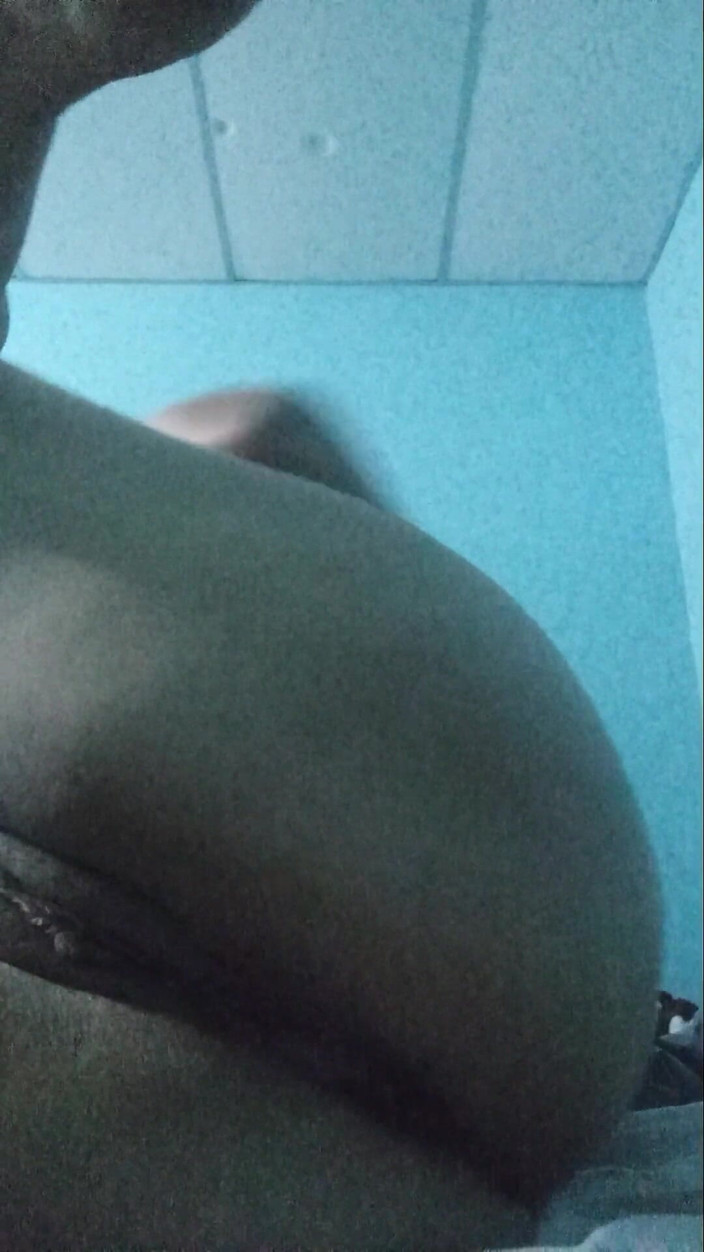 Lobicam: Vengo in Gushes, mi masturbo con una spazzola per capelli