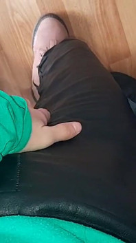 Üç kız öğrenci seks yapmak için mola sırasında boş bir ders salonunda bir araya geldi