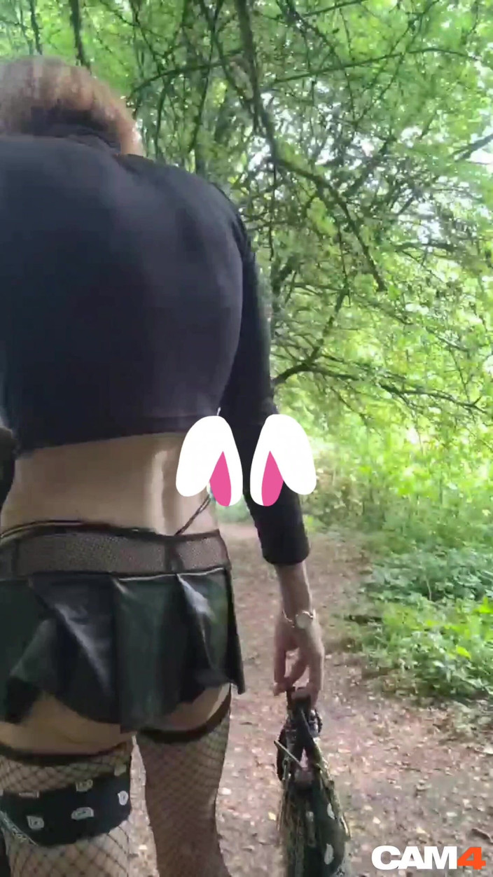 VaneSsa BiTCHx: Angeboten für liebkosungen und geritten von überall. Kleines necken im Wald.