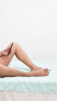 Nanášení oleje na mé tělo, čekání na muže, kterého jsem nařídila, aby přišel a ošukal mě