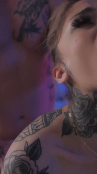 Vanessa Vega la bombasse tatouée séduit son mec et se fait baiser jusqu’à ce qu’il éjacule sur sa chatte rasée