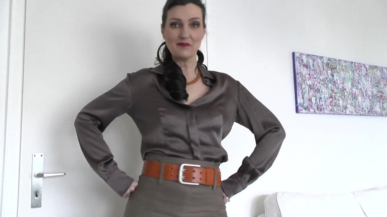 Lady Victoria Valente: 리넨 스커트와 신나는 벨트 피팅, 1부, 레이디 빅토리아 발렌테