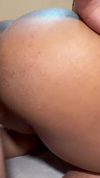 Meu Deus, sou obcecada pelo traseiro da minha enteada. Ela se move como uma profissional