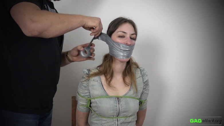 Gag Attack: Pearl - bande pvc bâillonnée