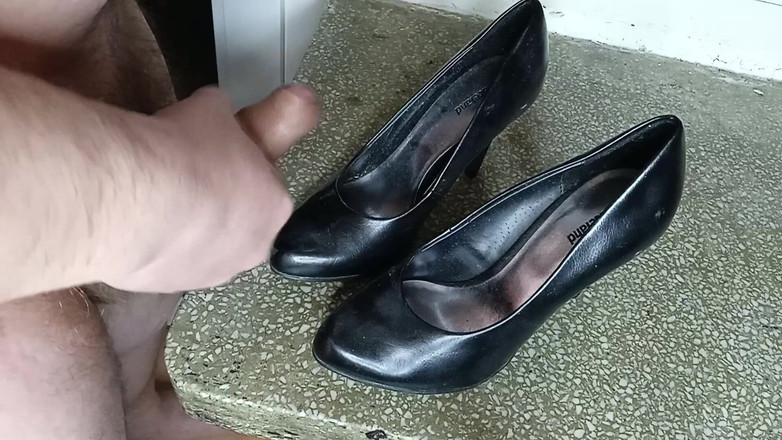 AdultGameplays: Masturbasi dan muncrat di sepatu hak tinggi