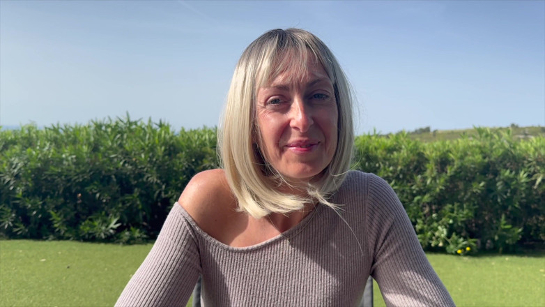 Video Porno One: Lena, MILF di 40 anni di Tours!