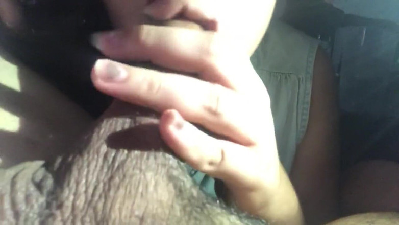 Mexicasero: 18-jarige zuigt me tot haar mond vol sperma is.