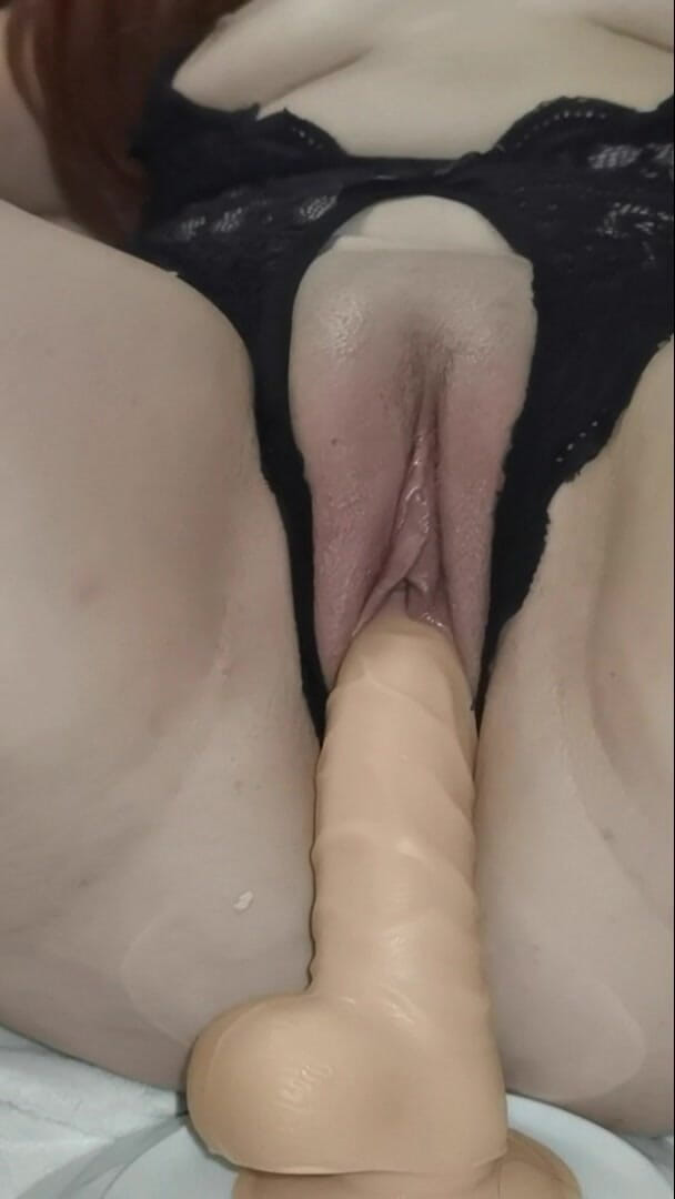 Lil Yulee: 딜도와 핑크 바이브레이터 자위