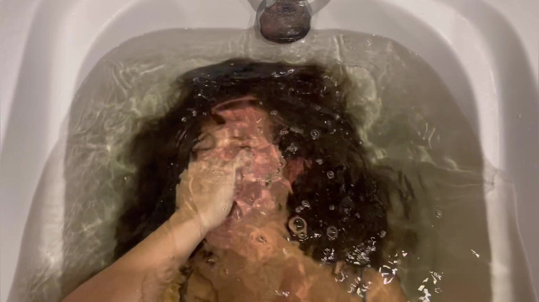 Hottie goddess: Тонущая красотка: удерживается под водой, умоляет о воздухе