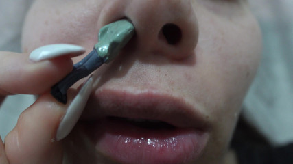 AmayaMori: Ma demi-sœur géante met son demi-frère minuscule dans le nez...