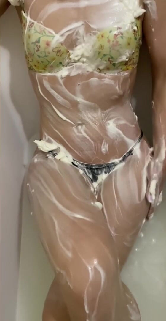 Monnycka: Aku sangat jalang di kamar mandi