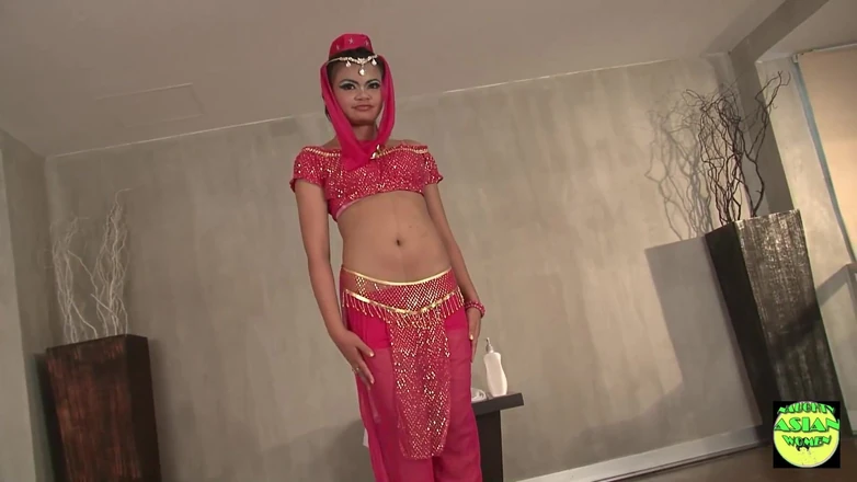 Naughty Asian Women: Honey, brune asiatique, cosplay, se fait baiser par l’arrière dans...