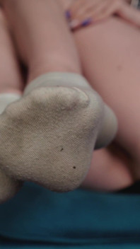 Diosa de látex y calcetines sucios para su esclava de pie