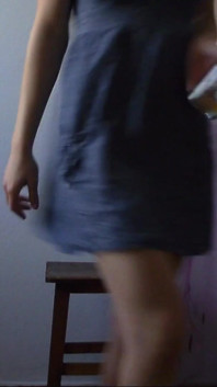 Seksi genç kız ve memeli şişkinliğini boşaltmak için meyve suyu
