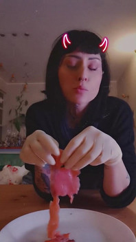 Я голодна, теперь ем лосося белые латексные перчатки БогиняLolli