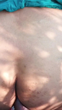 Desi Bhabhi - Video Dubur Di Ladang Luar – Audio Hindi – Bhabhi India