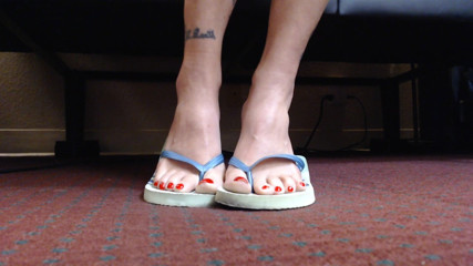 Abby Anna: Hübsche rote zehennägel in flip-flops