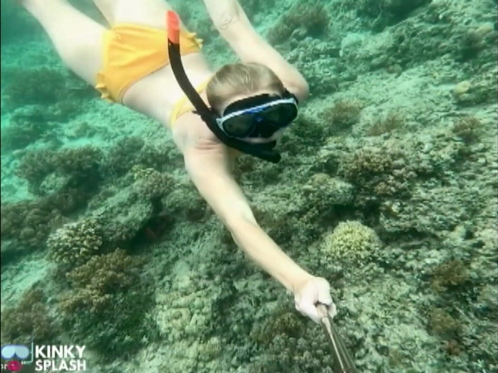 UKCuteGirl Lucy Lauren: Curvă snorkel: bikini strâmt, mască de scufundare și tachinare subacvatice Fin