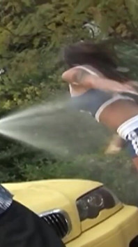 Bomba tettona miLF scopata analmente all'aperto in macchina da un tipo bbc
