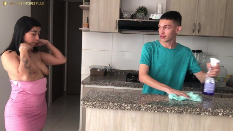 Franck: Mẹ kế hứng tình thích làm sạch rất gợi cảm