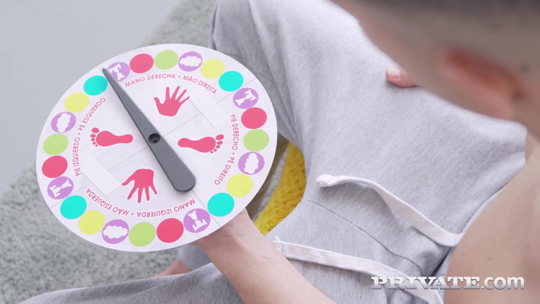 Private.com: 이 파자마 파티에서 십대 Selvaggia를 타는 괴물 자지를 맛보는 Apolonia!