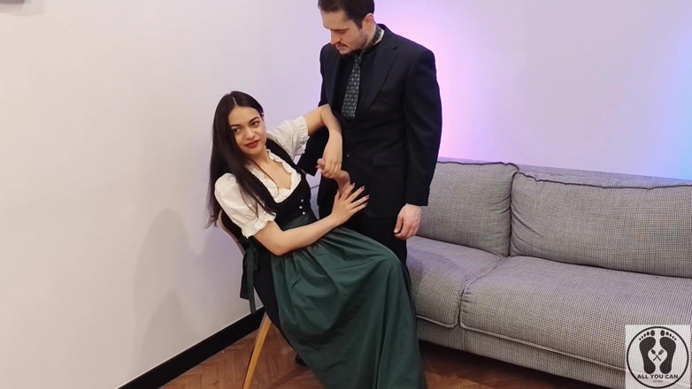All You Can Fetish: Ana Spears dirndl apron'da patronunun yarağını sıvazlıyor