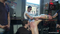 Bound in public: The Brooks - मुंह में पेशाब हो जाता है और गंदी मंजिल से वीर्य चाटता है।