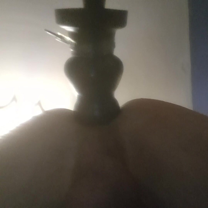 KIARA: Dildo besar ke dalam pantatnya secara utuh