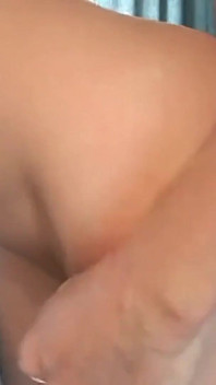 Tante seksi ini dientot habis-habisan sama pria yang lebih tua!