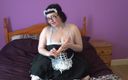 Horny vixen: Francouzská služka šuká 10 palcové dildo