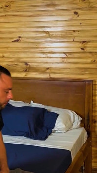 Tři přátelé a rozbít své přátelství tím, že mají trojku
