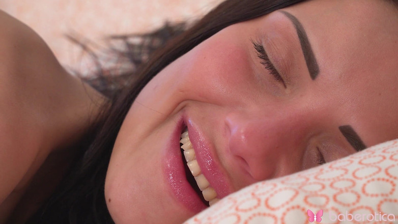 Baberotica: Milana boneka mungil yang rapuh menjadi terangsang di kamar tidurnya