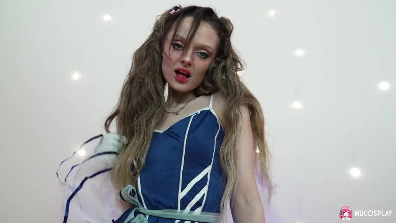 Nu Cosplay: La minuscule Lilith Liber dans sa première vidéo porno en...