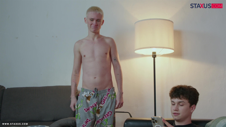 Staxus: Home of Twinks: Îl descopăr pe colegul meu de apartament masturbându-se