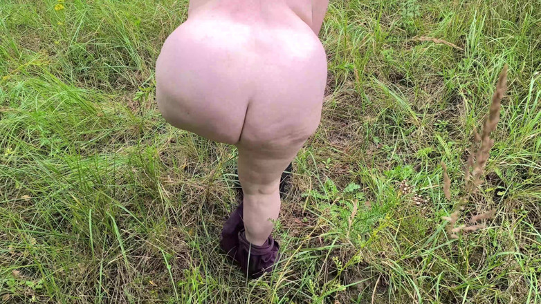 Bouncy Tits Action: 在卡车停车场脱光衣服拍打奶子