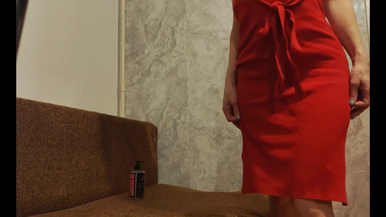 Lizaveta: लाल पोशाक में एक सुंदरता