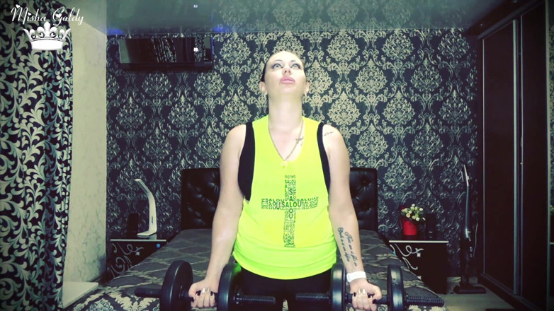 Goddess Misha Goldy: Ich habe meine gewichtheben-herausforderung geschlagen! Mehr als 80 wiederholen für bizeps
