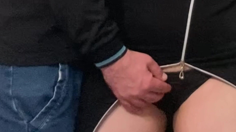 Niki studio: Tante mesum ini lagi asik fingering memeknya di depan umum