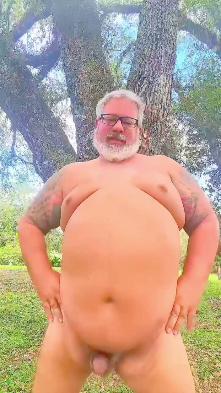 Hand-Free-Daddy-Chub: Naken Dansande BJörn I Vildmarken Som Visar Sitt Hål