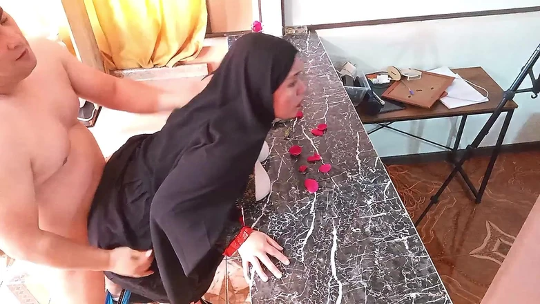 BBW Kelly Mom: Mijn stiefmoeder neuken in hijab in de keuken